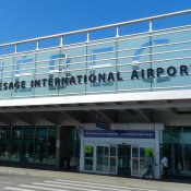 Un agent armé à l'aéroport Un agent armé à l'aéroport