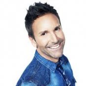 L'animateur Éric Salvail s'excuse et suspend sa carrière L'animateur Éric Salvail s'excuse et suspend sa carrière