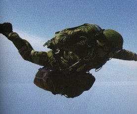 Hélicoptère et parachutistes en vue!!