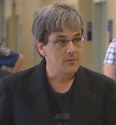En prison en attendant son 2e procès