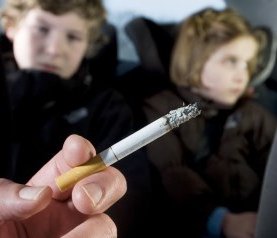 Fumer en voiture en présence d'un enfant pourrait vous coûter cher maintenant