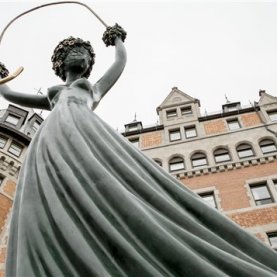 La sculpture de Salvador Dali vandalisée sur la terrasse Dufferin!