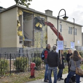 Chaîne humaine jeudi devant le Centre Durocher dans Saint-Sauveur