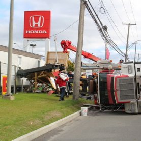 Camion renversé sur Cyrille-Duquet