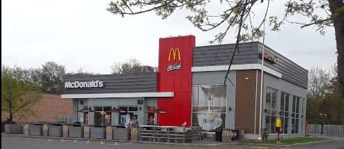 UN POSSIBLE CAS DE COVID-19 ENTRAÎNE LA FERMETURE TEMPORAIRE D'UN McDO À LÉVIS