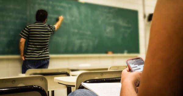Une école primaire est réprimandée pour avoir créé des chansons avec l'IA. 