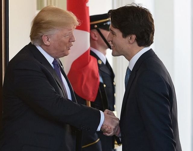 Une première poignée de main réussie entre Trump et Trudeau