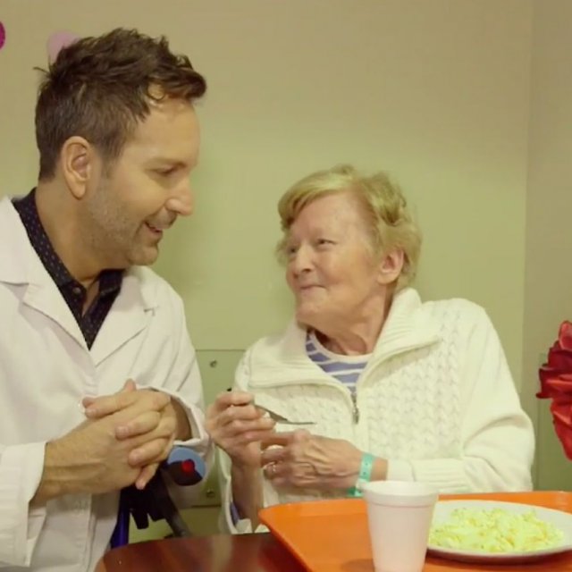Éric Salvail visite un CHSLD