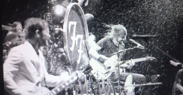 Les Foo Fighters reviennent sur le fameux spectacle du FEQ 2015 !