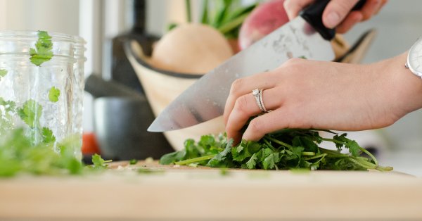 Recette de Rosbif de bœuf moutarde pimpé, purée de pomme de terre, sauce aux poivres et foie gras, légumes racines.