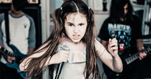 Cette jeune fille de 8 ans ROCK un cover de Freak On A Leash de Korn