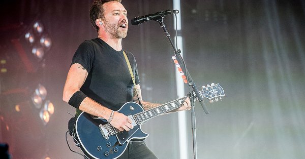 Le chanteur de Rise Against tombe dans un trou pendant Give It All... et continue de chanter!