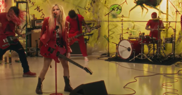 Performance d'Avril Lavigne accompagnée de Travis Barker au Tonight Show!
