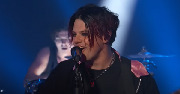 YUNGBLUD présente son plus récent single à Jimmy Kimmel Live!