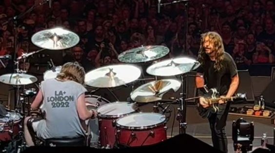 Show hommage à Taylor Hawkins : son fils Shane récidive! (VIDÉO)