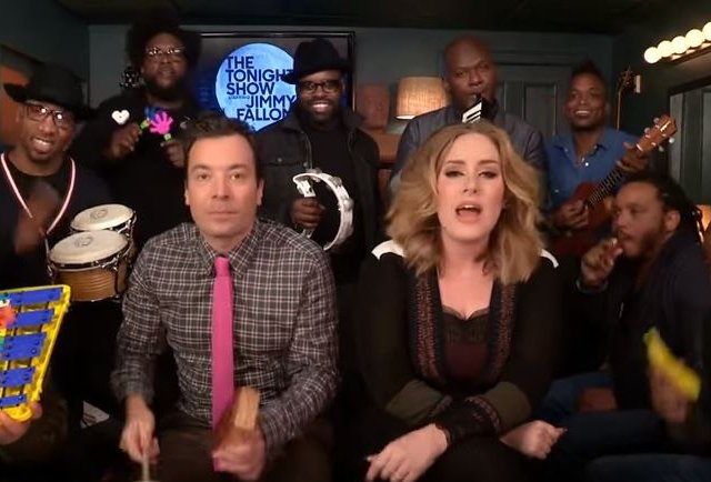 Adèle reprend ''Hello'' au Tonight Show de Jimmy Fallon avec des instruments pour enfants!