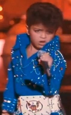 Bruno Mars à 6 ans qui imite Elvis Presley, c'est trop mignon