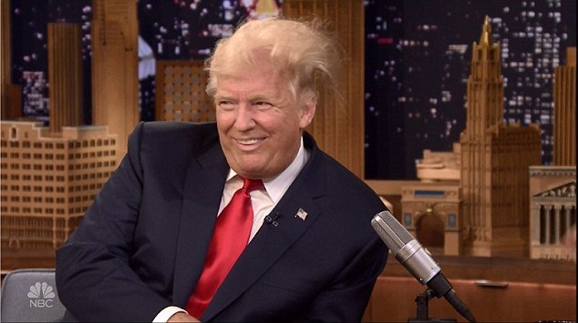 Jimmy Fallon décoiffe Donald Trump, littéralement