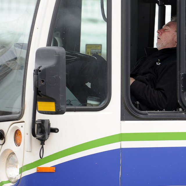 Un chauffeur de bus pris en flagrant délit de sieste