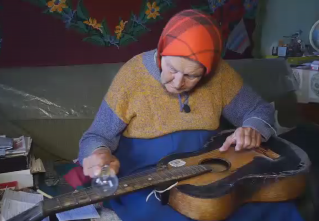 Cette «babouchka» biélorusse épate le net avec une guitare et une ampoule