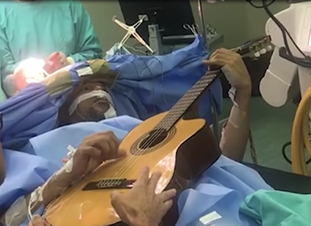 Un homme joue de la guitare pendant sa chirurgie au cerveau!