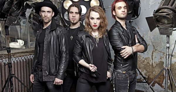 VIDÉO - Lzzy Hale remet sa guitare à une jeune fan! 