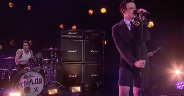 YUNGBLUD interprète The Funeral au Late Late Show with James Corden 